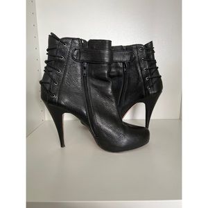 Cynthia VINCENT BLACK LEATHER STILLETO LACE BOOTIES - SIZE 9